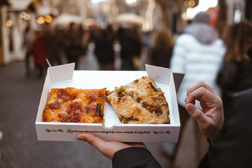 Box da asporto con due tranci di pizza in teglia