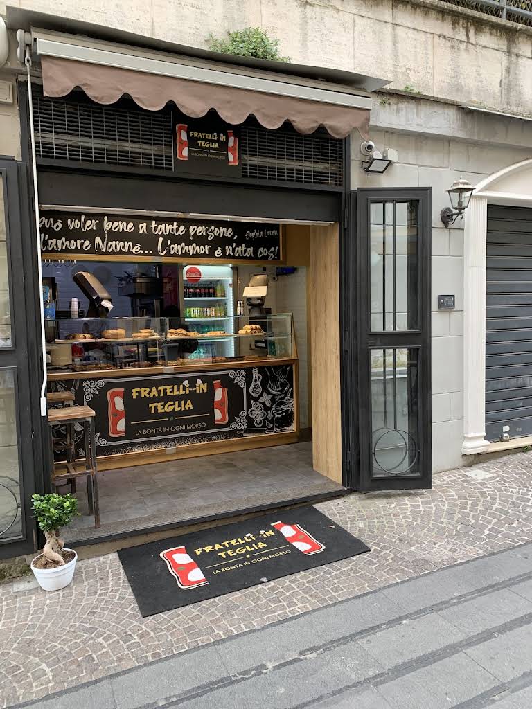Ingresso e banco di Fratelli in Teglia in via Merliani