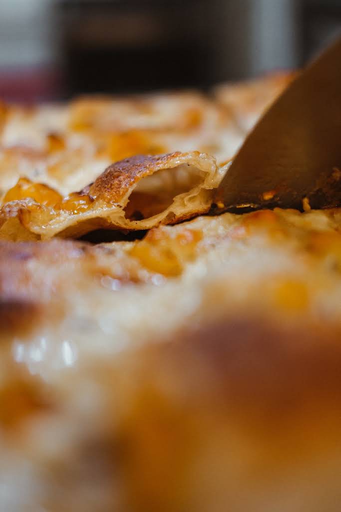 Dettaglio dell'impasto alveolato della pizza