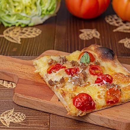 Trancio con pomodorini e salsiccia su tagliere