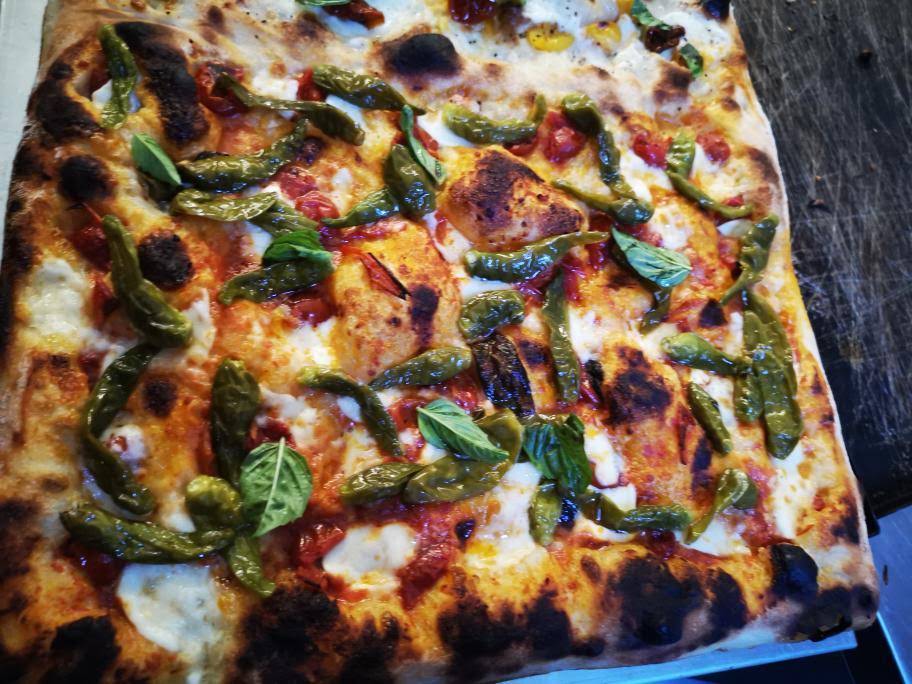 Teglia intera con peperoncini verdi, pomodoro e basilico