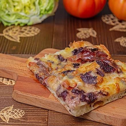 Trancio gourmet con cipolle e formaggio su tagliere